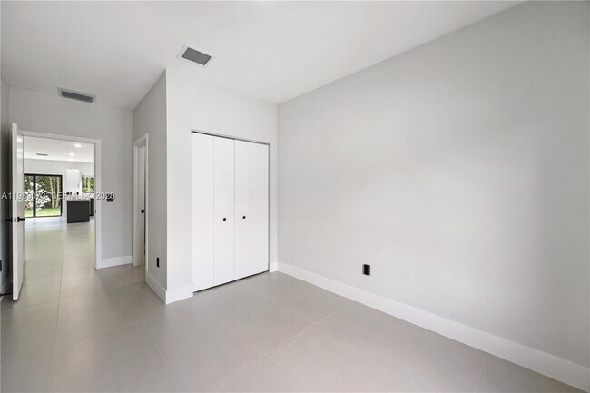 Building Photo - 122 NW 5th Ave