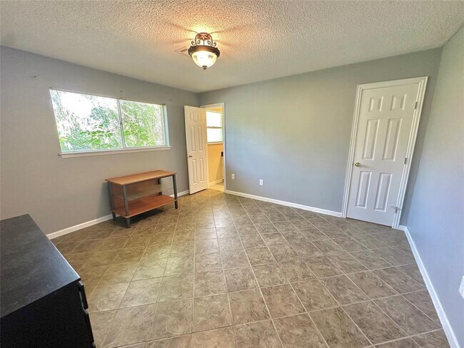 Building Photo - 1765 Hialeah Dr
