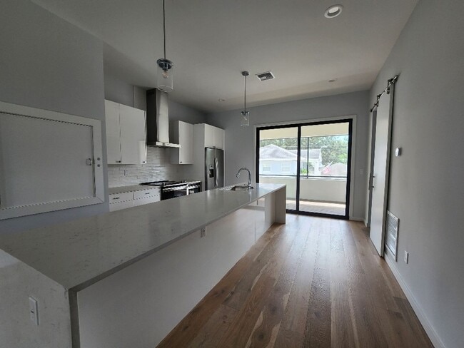 Building Photo - Beautiful 3-Bed, 3.5-Bath Townhome in Tamp...