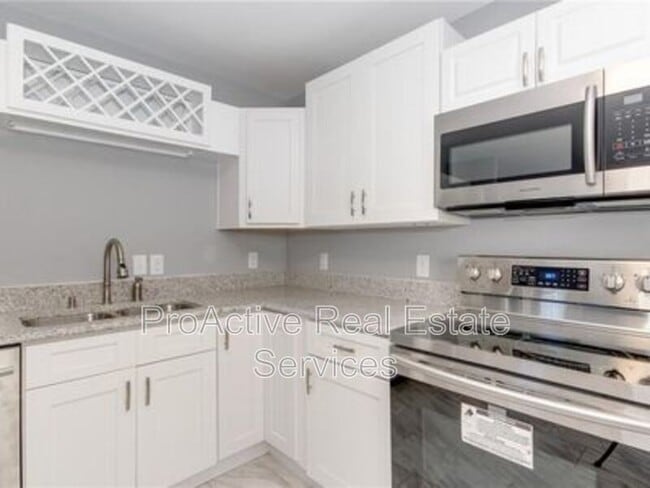 Building Photo - 1421 Des Moines Ave