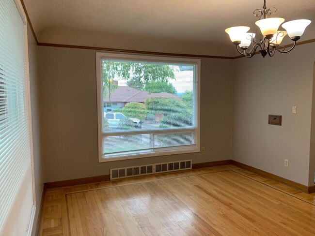 Building Photo - O1100-1106