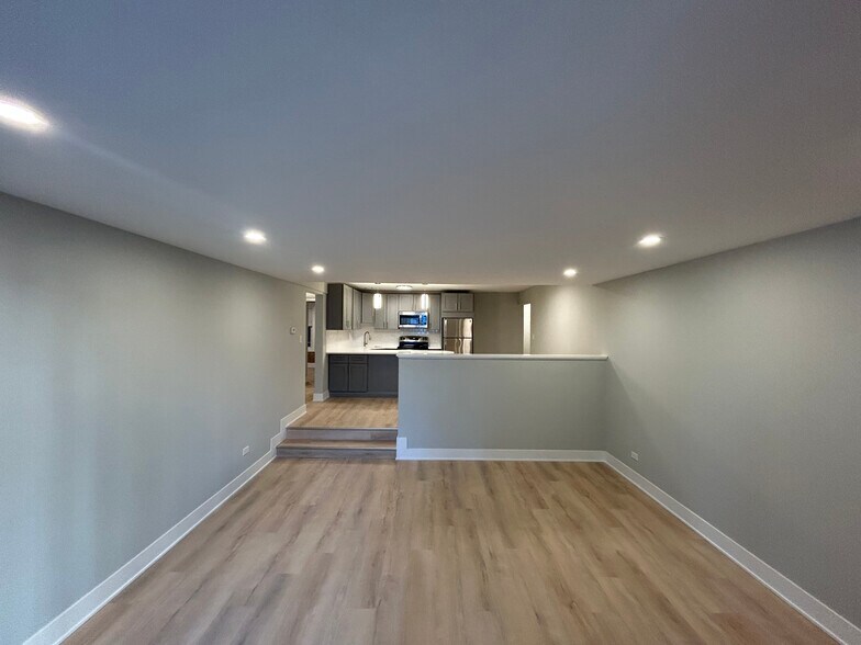 Building Photo - 1254 N La Salle Dr