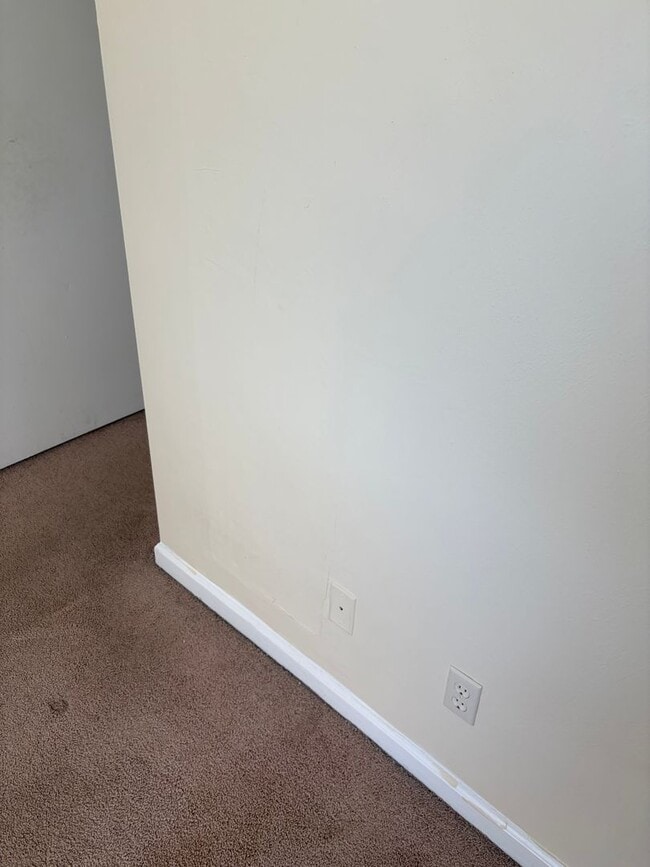 Building Photo - 4BR/2BA Near Virginia Tech | Bus Route, Laundry In-Unit