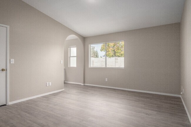 Building Photo - $500 Move-In Credit (ends 9/30) | Newly Remodeled 3BR w/ Pool