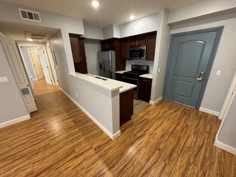 Building Photo - 6718 Sylmar Ave