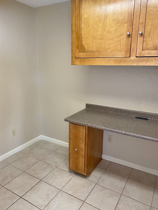 Building Photo - Adorable and Freshly painted Edgecliff Village 3 Bed 2 Bath!!