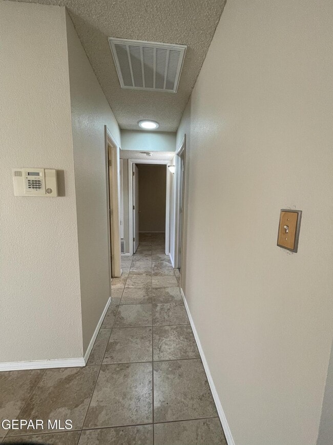 Building Photo - 5432 Thornridge Cir