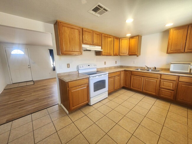 Building Photo - Two Bedroom One Bath Home!