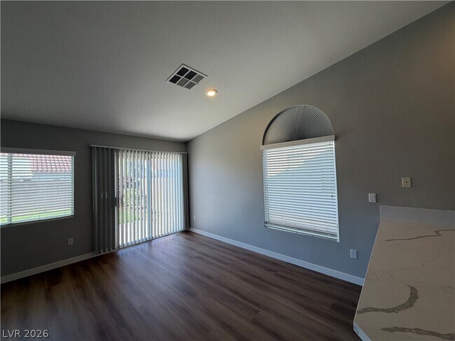 Building Photo - 2139 Meadow Green Ave