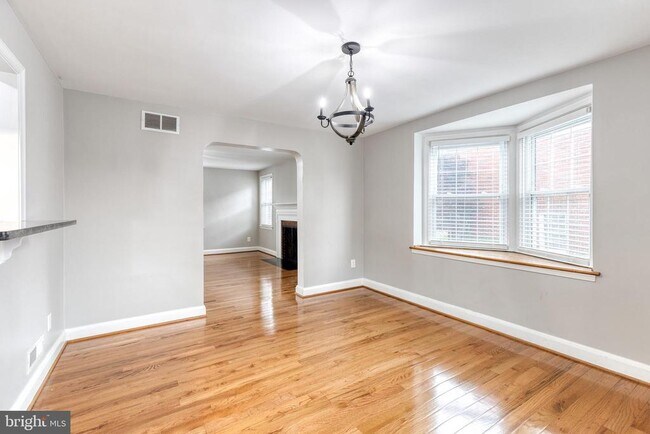 Building Photo - 1517 Dellsway Rd