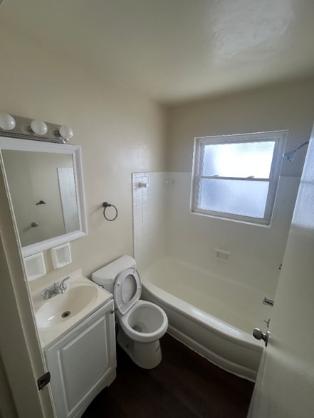 Building Photo - 2616 Newport Ave