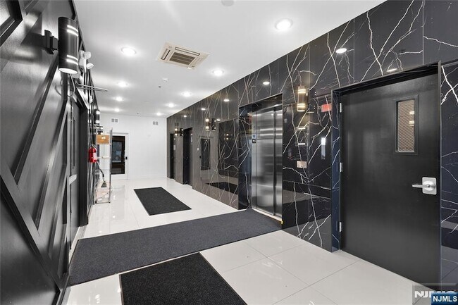 Building Photo - 51 E Main St