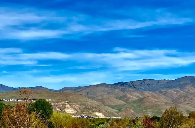 Building Photo - Close to Micron, 3 Bedroom 3 bath w/ a Mil...