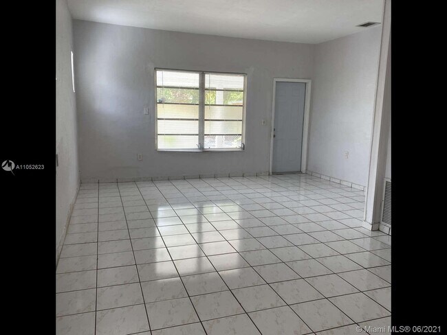 Building Photo - 752 NW 24th Ct