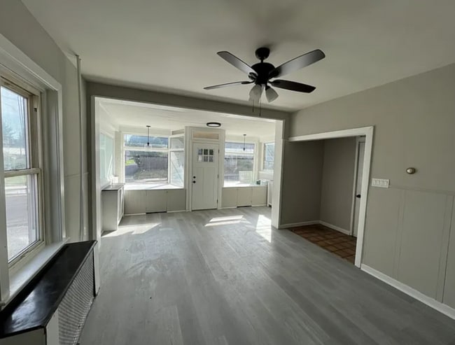 Building Photo - This beautifully remodeled single-family r...