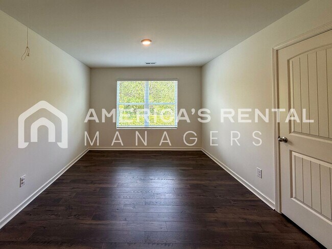 Building Photo - Move-in Special! Beautiful 5 Bed, 2 Bath h...