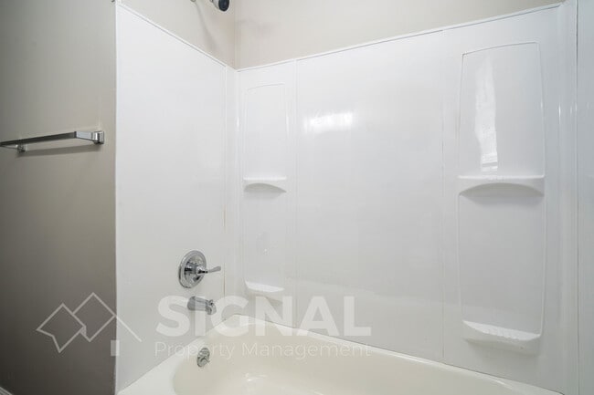 Building Photo - 3038 Highland Dr