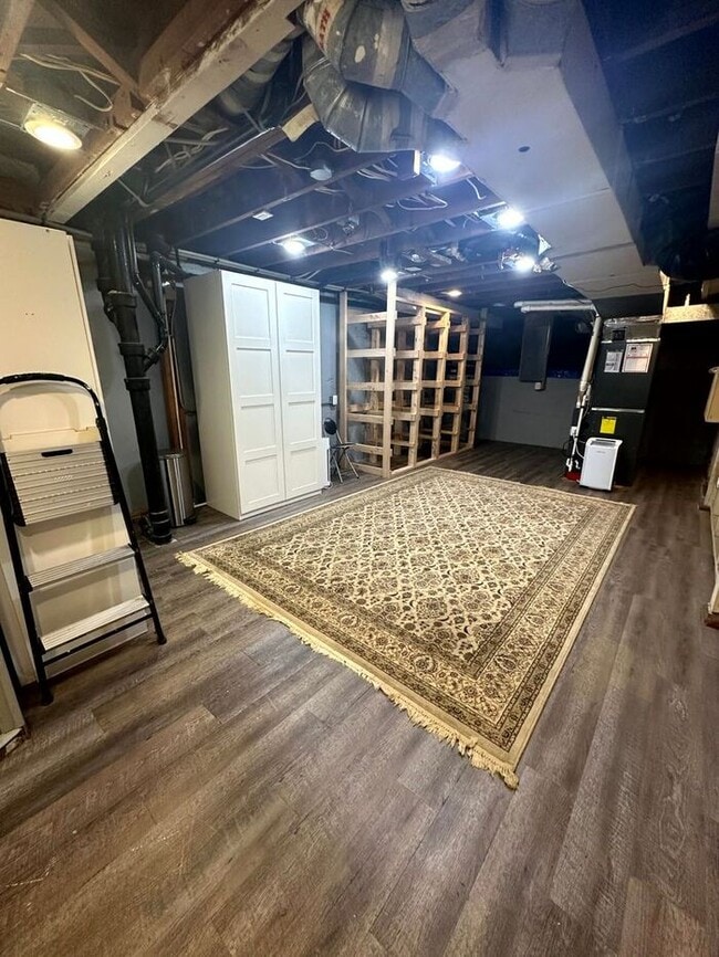 Building Photo - Charming Fully Furnished Bungalow Rental with Modern Amenities in Roseway!