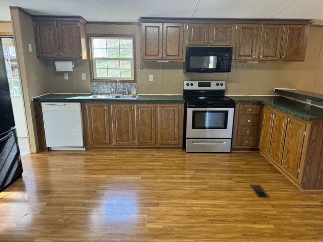 Building Photo - 3 Bedroom 2 Bathroom Mobile Home located in Rogersville, TN