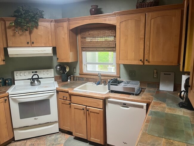 Building Photo - 165 E Miller Rd