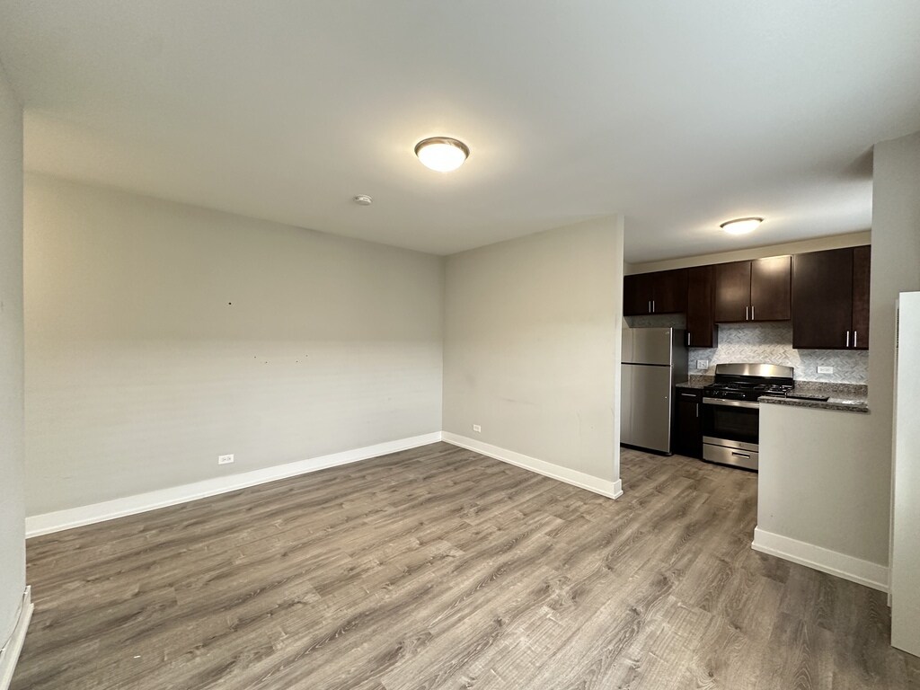 Building Photo - 722 W Brompton