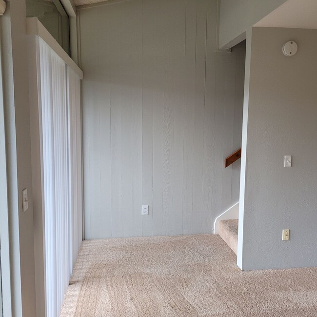 Building Photo - 1 Bedroom Townhome in Desirable Sixty-01 D...