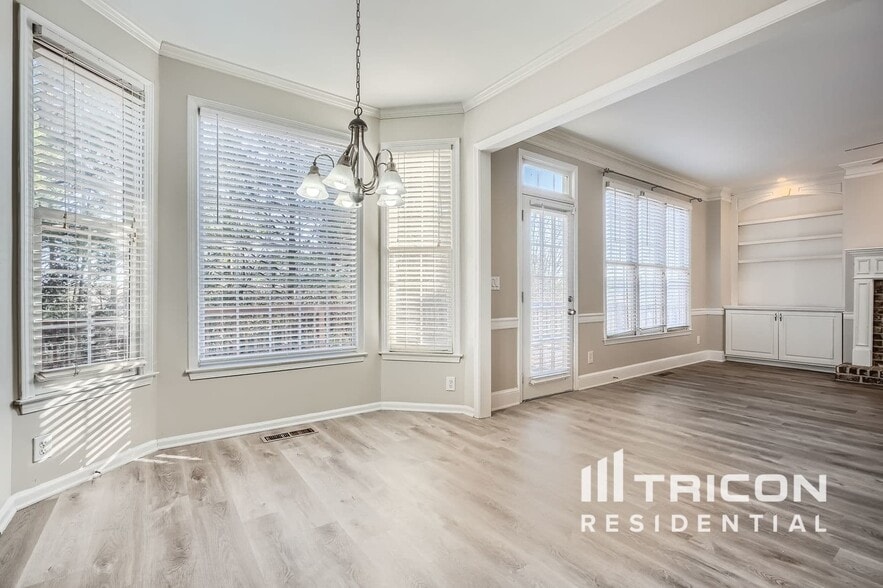 Building Photo - 6033 Queens River Dr