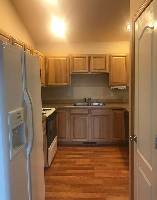 Building Photo - 521 Green Tree Dr