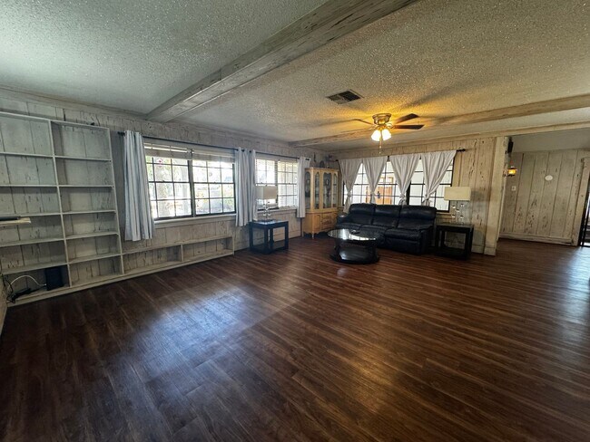 Building Photo - 630 N Crooked Lake Dr