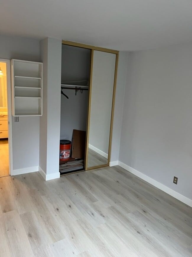 Building Photo - Great One Bedroom Condo Golden Oaks Monterey