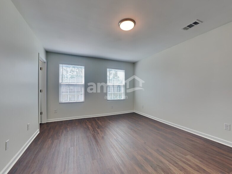 Building Photo - 347 Southwilde Way