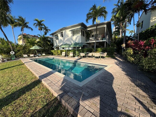 Building Photo - 4780 Pine Tree Dr