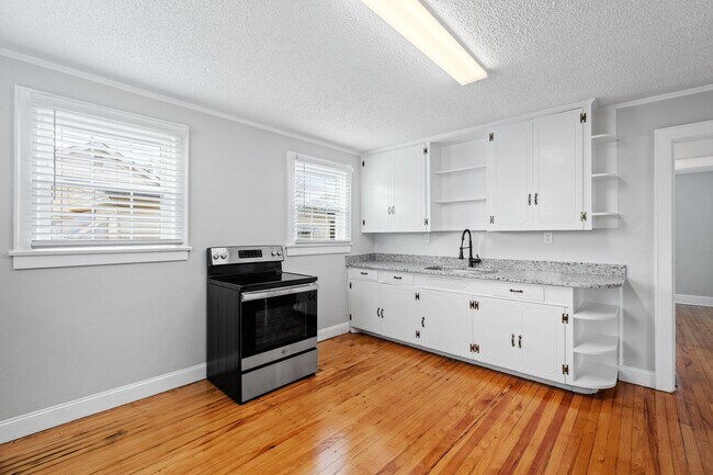 Building Photo - 2 Bedroom 1 Bath Within Walking Distance t...