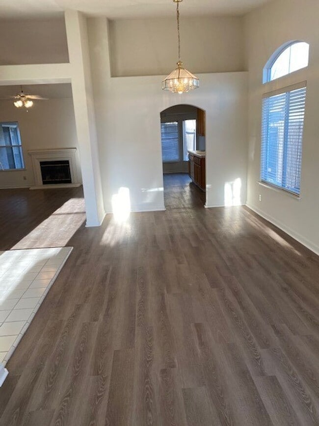 Building Photo - Woodcreek Oaks area 4 bedroom.