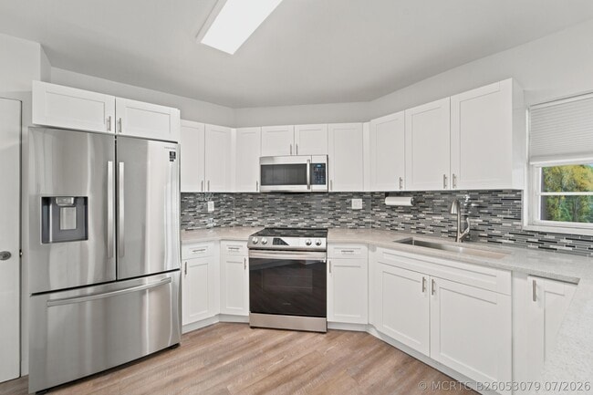 Building Photo - 203 W Greenway Dr