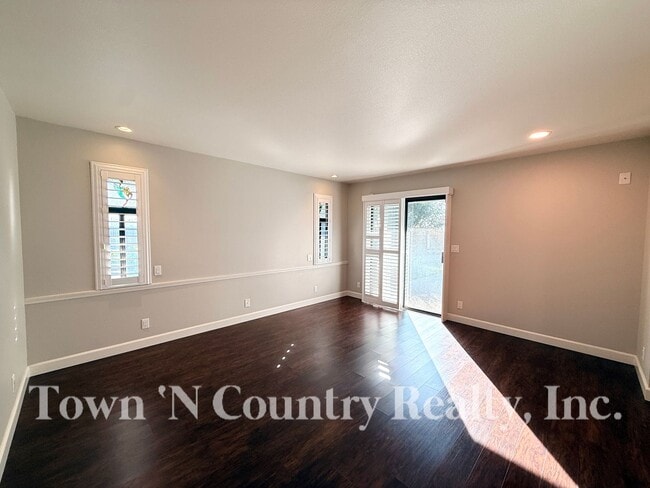 Building Photo - 1198 Loyola Dr