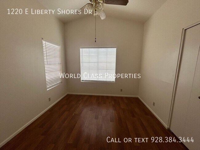 Building Photo - 1220 E Liberty Shores Dr