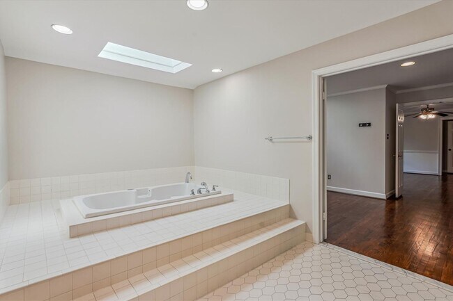 Building Photo - Magnificent 5 Bedroom, 4.5 Bathroom Bethes...