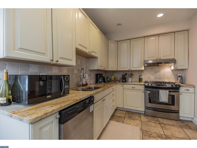 Building Photo - 385 Conarroe St