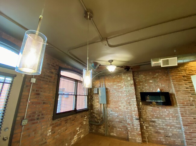 Building Photo - 1810 3rd Ave