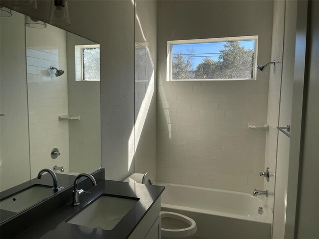 Building Photo - 2050 Lohmans Spur Rd