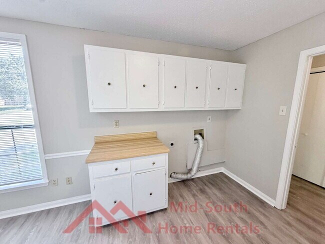 Building Photo - 3899 Kerwin Dr