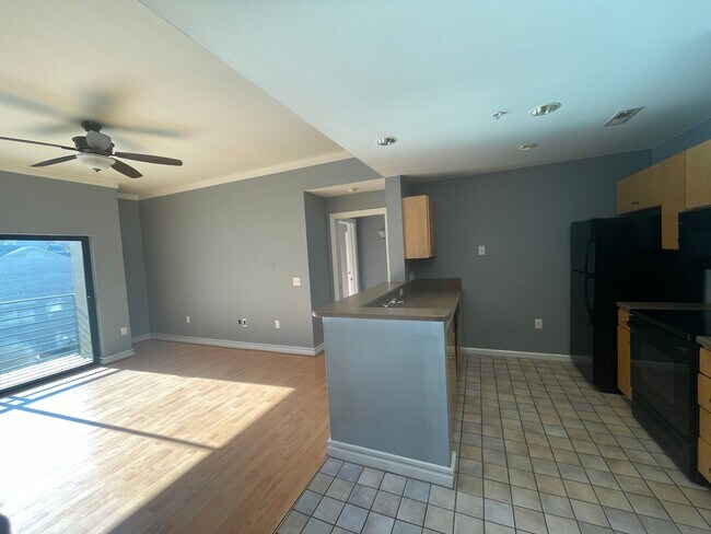 Building Photo - 1 bedroom condo conveniently located in up...