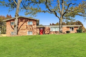 Building Photo - Charming Corner Lot Brick Home With 3-Bedr...