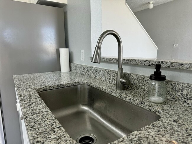 Building Photo - Contemporary Townhome for Rent in Davenpor...