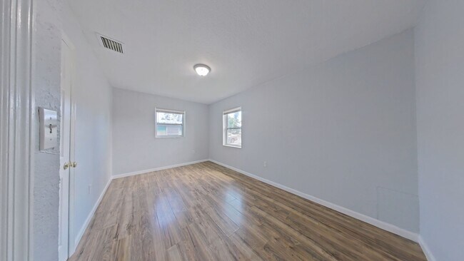 Building Photo - Cute Updated 2/1 with Bonus Room in Fort P...