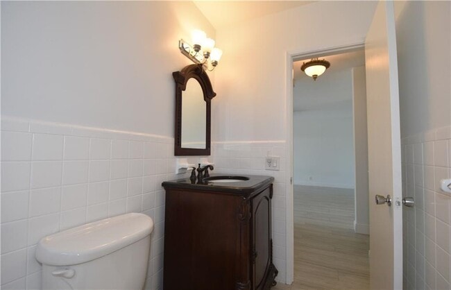 Building Photo - 1711 NE 60th St