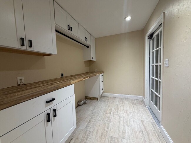 Building Photo - Windward Meadows 3BR/2BA on 1 Acre with Fenced Yard