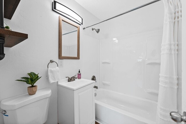Building Photo - Dishman Area Home with Shop!