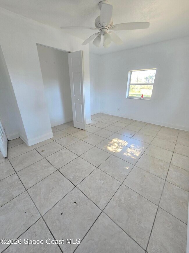 Building Photo - 771 Onyx Dr NE